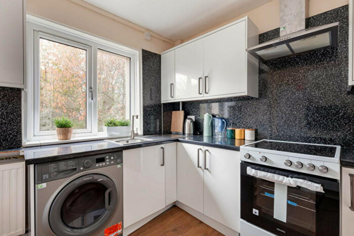 2 Bedroom Apartment To Rent In Langton Road, Edinburgh, EH9