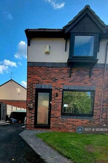 3 Bedroom End Of Terrace House To Rent In Badby Close, Manchester, M4