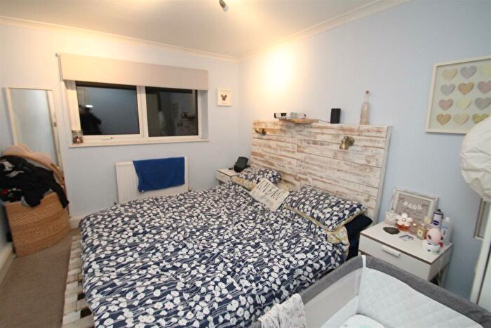 2 Bedroom Flat To Rent In Yeomans Ride, Hemel Hempstead, HP2