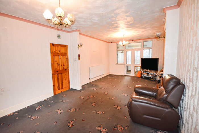 3 Bedroom Semi-Detached House For Sale In Welby Avenue, Nottingham, NG7