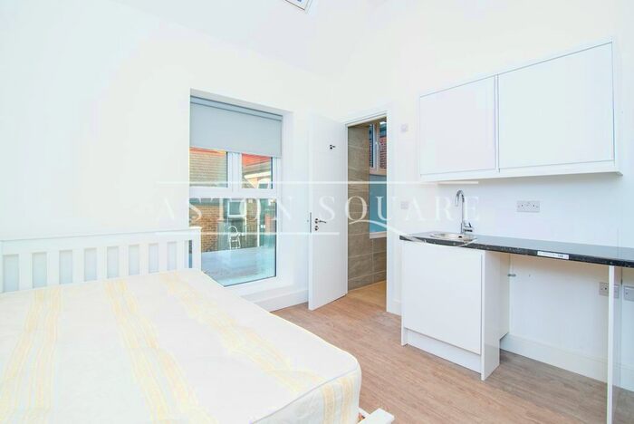 Studio To Rent In Cann Hall Road, London E11