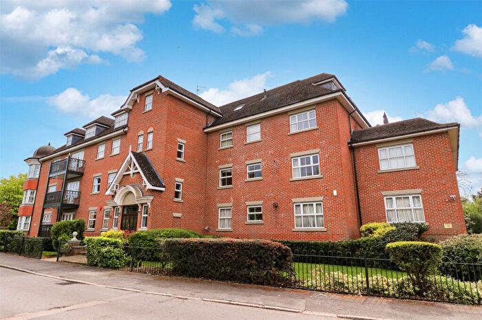 3 Bedroom Apartment For Sale In The Ridgeway, Enfield, Middlesex, EN2