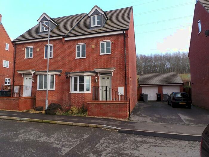 4 Bedroom Semi-Detached House To Rent In Eyam Way, Grantham, NG31