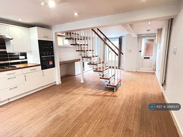 2 Bedroom Flat To Rent In Corona Road, Cambridge, CB4