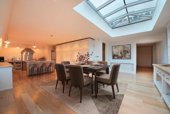 3 Bedroom Flat To Rent In Queen's Gate, London, SW7