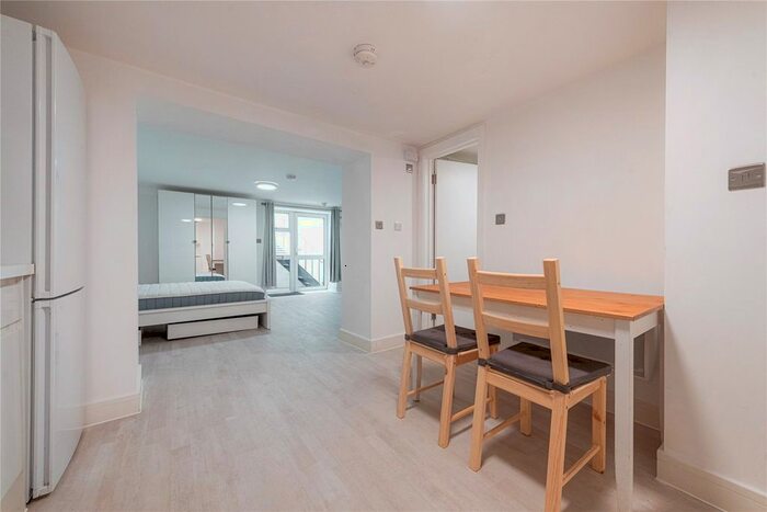 Studio To Rent In Cornwall Crescent, London, W11