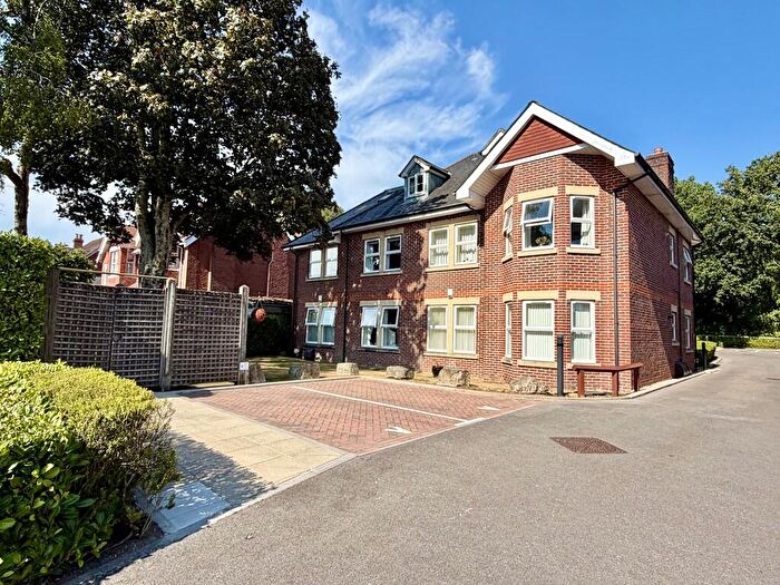 2 Bedroom Apartment For Sale In York Road, Broadstone, BH18