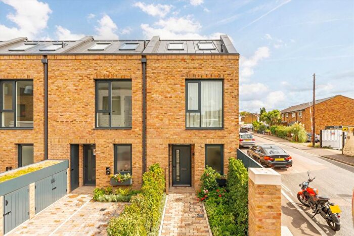 3 Bedroom Property For Sale In Bakers Mews, Bakers Mews, TW2
