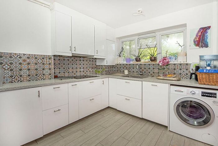 2 Bedroom Flat To Rent In Queens Road, Kingston Upon Thames, KT2