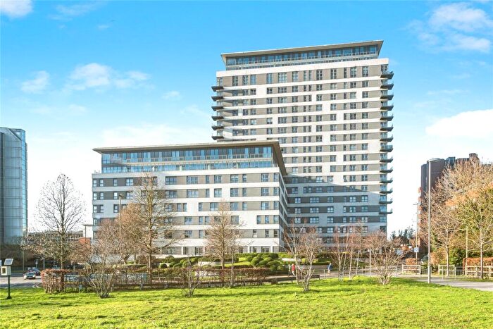 2 Bedroom Flat For Sale In Alencon Link, Basingstoke, Hampshire, RG21