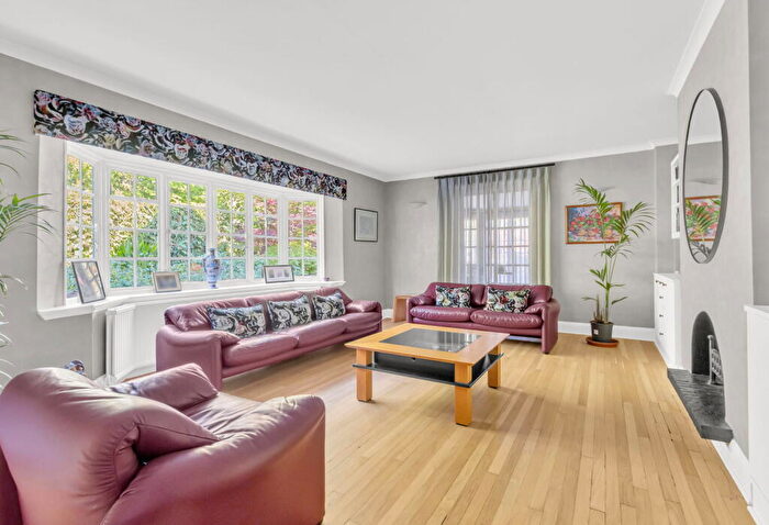 4 Bedroom Detached House For Sale In Totteridge Lane, Totteridge, N20