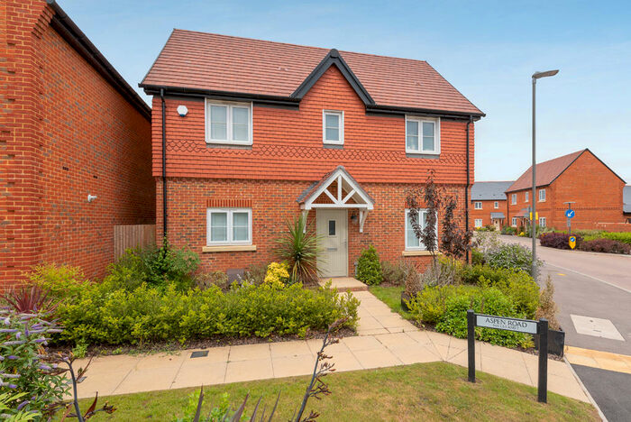 3 Bedroom Detached House To Rent In Aspen Road, High Wycombe, HP10