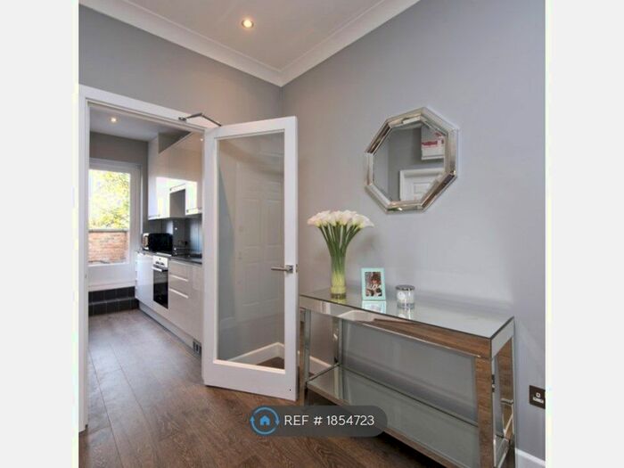 2 Bedroom Maisonette To Rent In Fulham Road, London, SW10