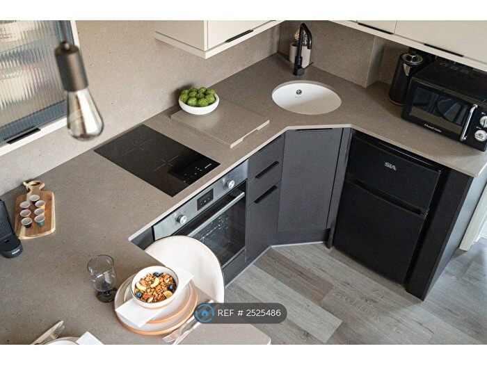 1 Bedroom Flat To Rent In Foyer Green Stays, Mill End, Rickmansworth, WD3