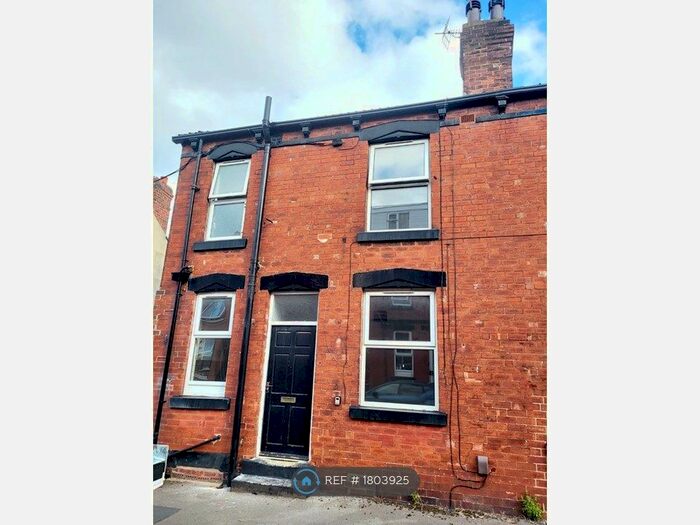 2 Bedroom Terraced House To Rent In Aviary Mount, Leeds, LS12