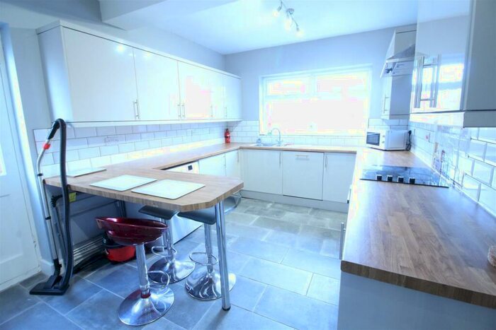 4 Bedroom Semi-Detached House To Rent In **&#;pppw** Peveril Road, Beeston, NG9