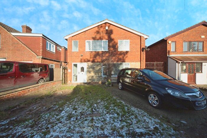 4 Bedroom Detached House For Sale In Capron Road, Luton, LU4