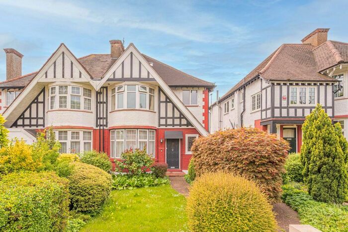 3 Bedroom Maisonette To Rent In Friern Watch Avenue, North Finchley, London, N12