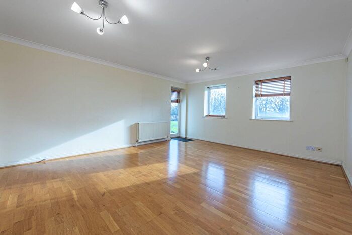 2 Bedroom Flat To Rent In Sparkford Gardens, Friern Barnet, London, N11