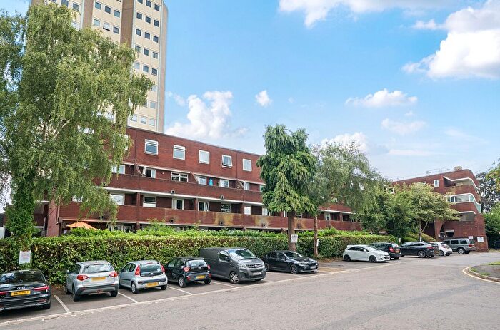 3 Bedroom Maisonette For Sale In Tamar Square, Woodford Green, IG8