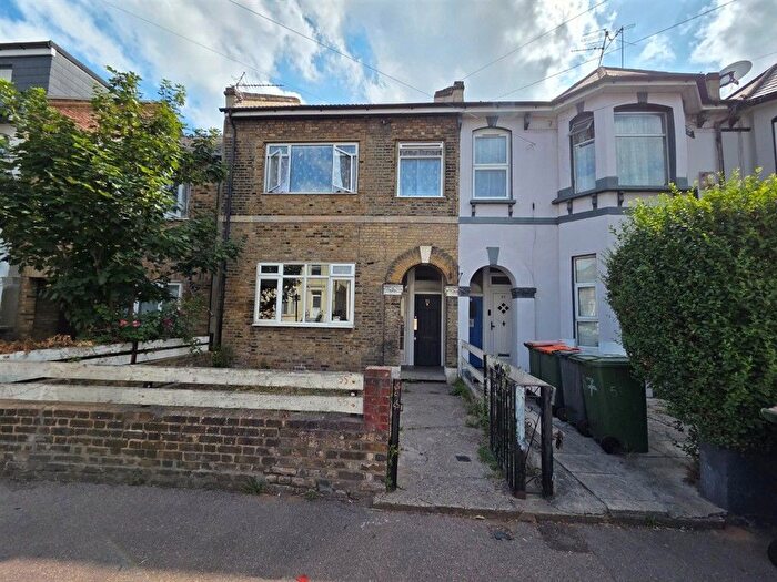 2 Bedroom Maisonette For Sale In Selwyn Road, London, E13