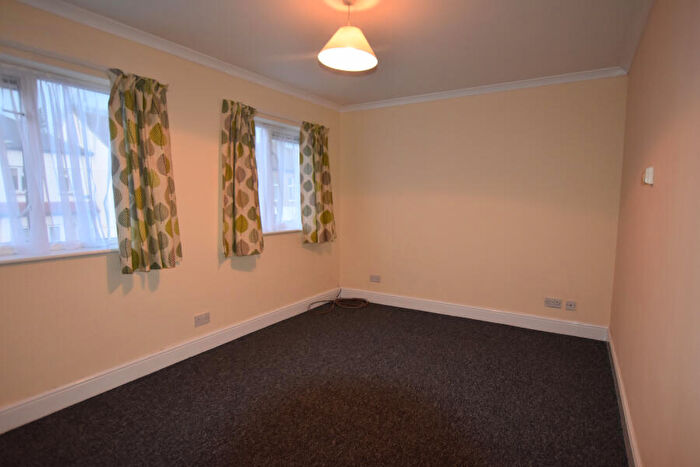2 Bedroom Flat To Rent In Lisa Court, Brunswick Avenue, N11