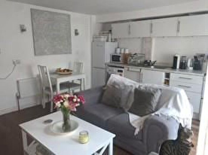 1 Bedroom Flat For Sale In Slough, Berkshire, SL1