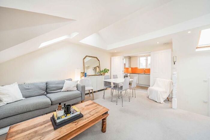 3 Bedroom Flat To Rent In Earlsfield Road, Earlsfield, SW18