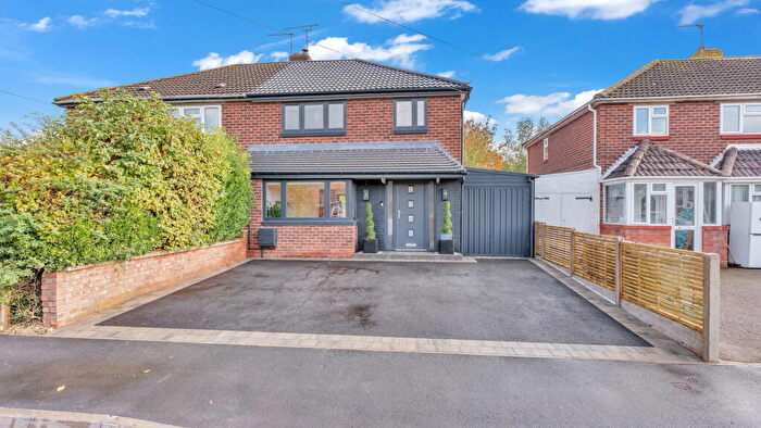 3 Bedroom Semi-Detached House For Sale In Meadow Road, Henley-in-arden, B95