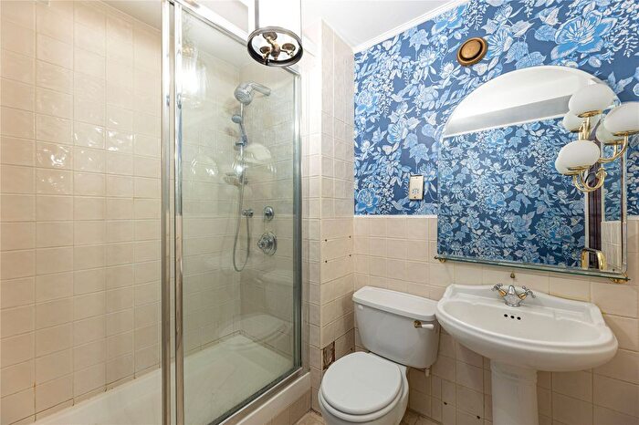 2 Bedroom Flat For Sale In Cheyne Walk, Chelsea, London, SW3