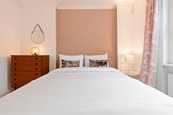 2 Bedroom Apartment To Rent In Gayville Road, London, SW11