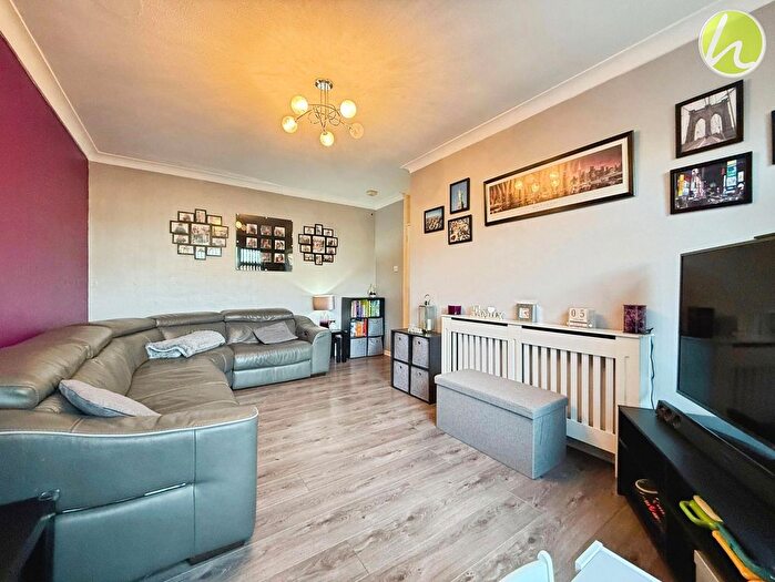 3 Bedroom Semi-detached House For Sale In Crawley Close, Corringham, SS17