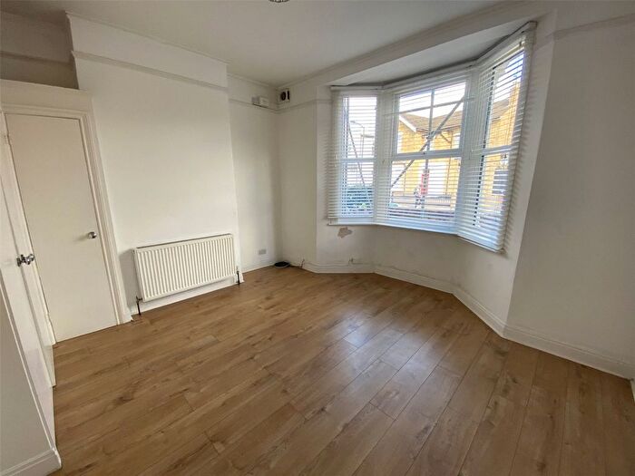 1 Bedroom Flat To Rent In Honley Road, Catford, London, SE6