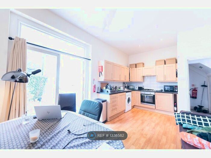3 Bedroom Flat To Rent In Mount Nod Road, London, SW16