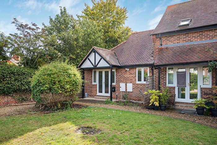 2 Bedroom Bungalow For Sale In Park Court, Thame, Oxfordshire, OX9