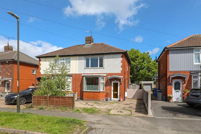 3 Bedroom Semi-Detached House For Sale In Rayleigh Avenue, Brimington, S43