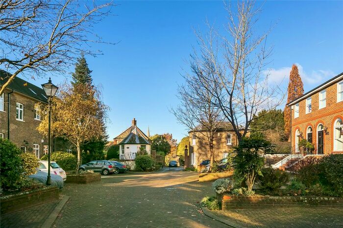 2 Bedroom Flat To Rent In King George Square, Richmond, TW10