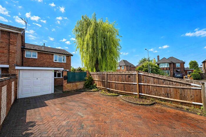 3 Bedroom Semi-Detached House For Sale In Radburn Court, Dunstable, LU6