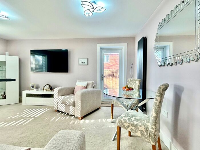 1 Bedroom Flat For Sale In Chapples Close, Norton Fitzwarren, Taunton, TA2
