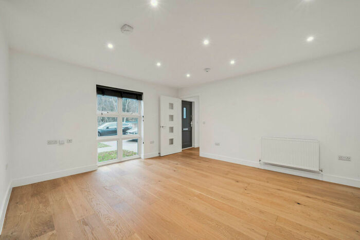 1 Bedroom Apartment To Rent In Ditton Grove, Esher, KT10