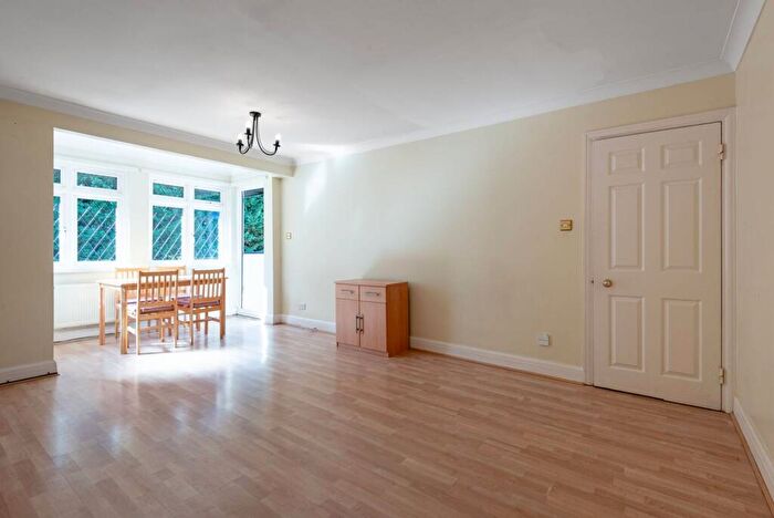 2 Bedroom Flat To Rent In Holden Road, Woodside Park, London, N12