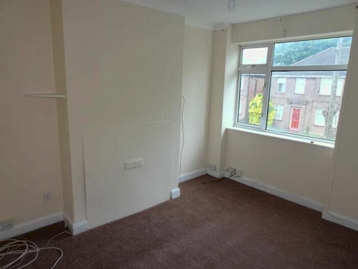 2 Bedroom Maisonette To Rent In Botwell Crescent, Hayes, Middlesex, UB3