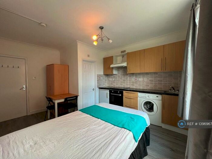 Studio To Rent In Kilburn, London, NW6