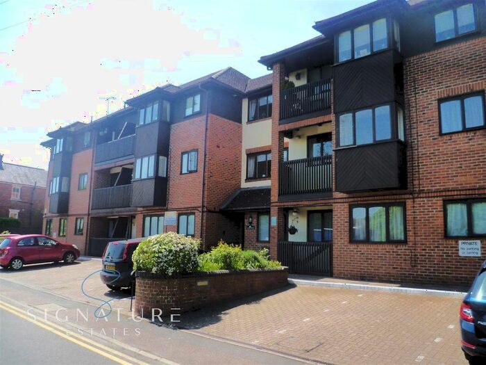 2 Bedroom Flat For Sale In Cotterells Hill, Hemel Hempstead, HP1