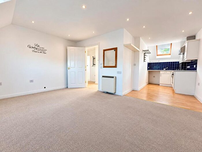2 Bedroom Flat To Rent In Czarina Rise, Laindon, Basildon, SS15