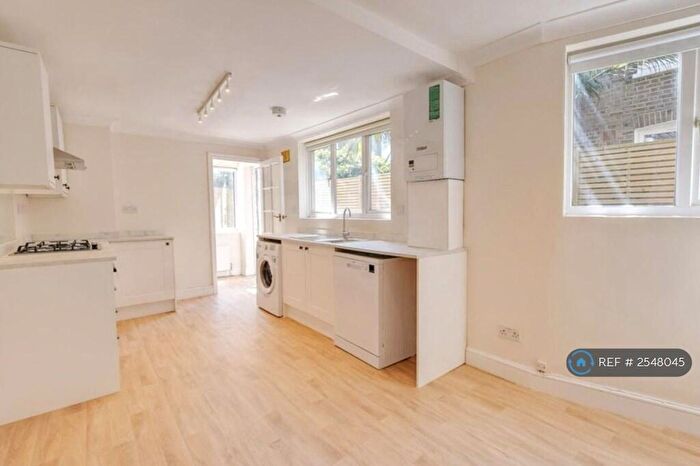 3 Bedroom Flat To Rent In Eckstein Road, London, SW11