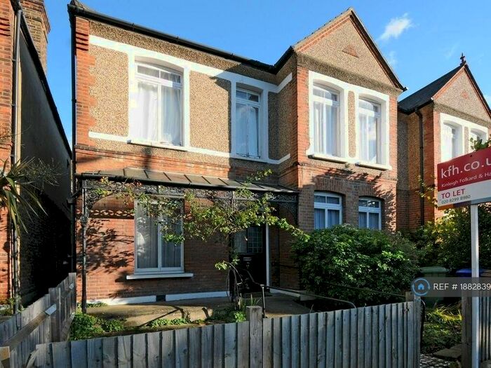 3 Bedroom Flat To Rent In South Croxted Road, London, SE21