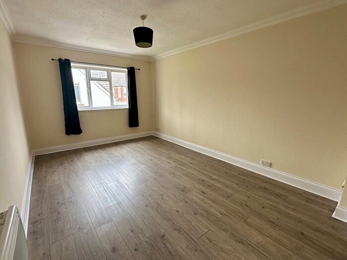 Flat To Rent In Melbourne Road, Bournemouth, BH8