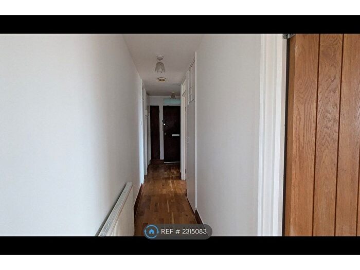 2 Bedroom Flat To Rent In Craigside, Kingston Upon Thames, KT2
