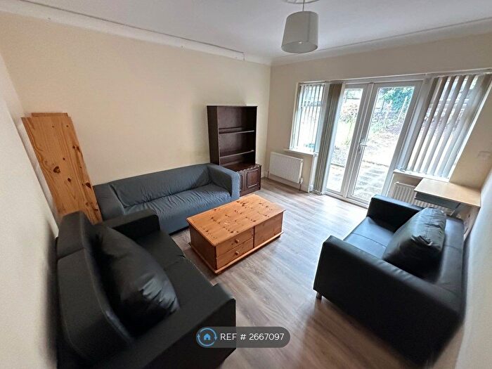 6 Bedroom Semi-detached House To Rent In St. Peters Road, Reading, RG6